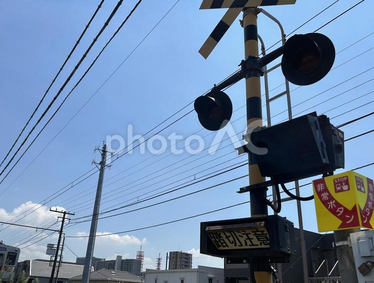 踏切と青空の風景 踏切,警報機,遮断機の写真素材