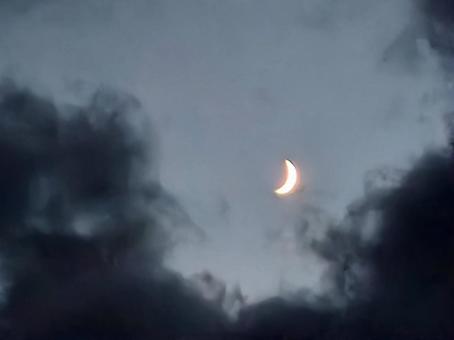 満ち欠けの月の写真