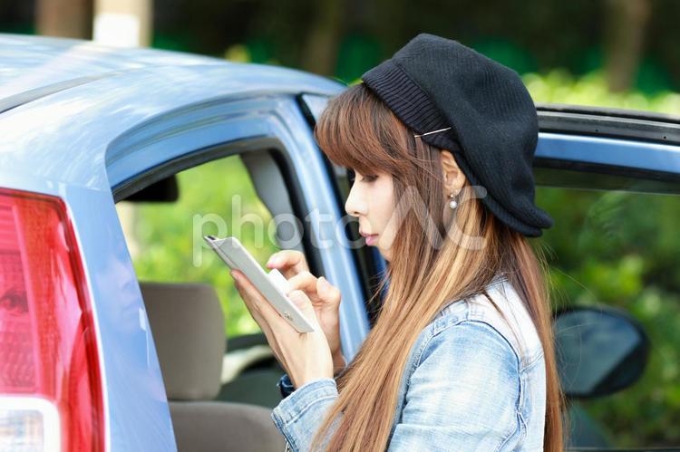 スマートフォンで連絡する人 人物,女性,スマホの写真素材