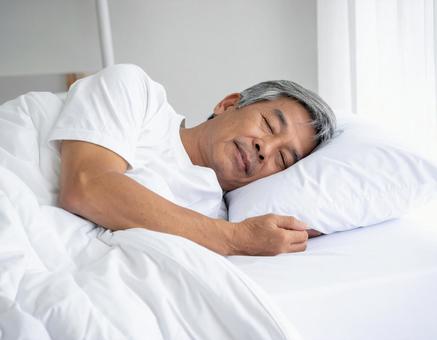 眠りにつくシニア 眠りにつくシニアの写真