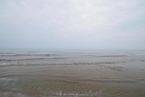 曇り空の下の穏やかな日本海の波と水平線﻿ 海,日本海,波の写真素材