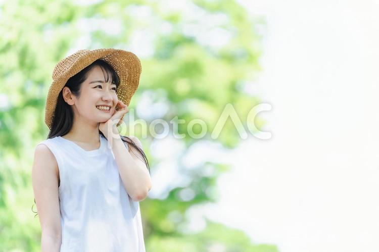 夏のスキンケアをする女性（肌） 夏,女性,美容の写真素材