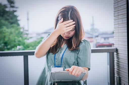 ストレスで頭を抱えるビジネスウーマン ビジネス,パワハラ,セクハラの写真素材
