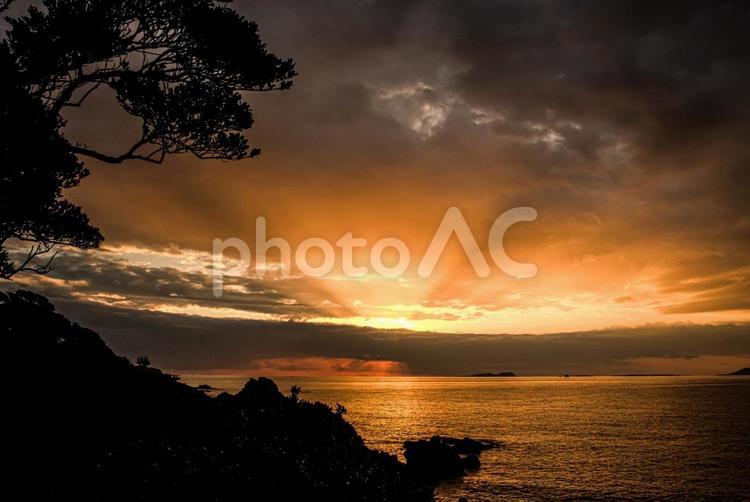 R＜五島の夜明け＞鐙瀬溶岩海岸の日の出 海,サンセット,日没の写真素材