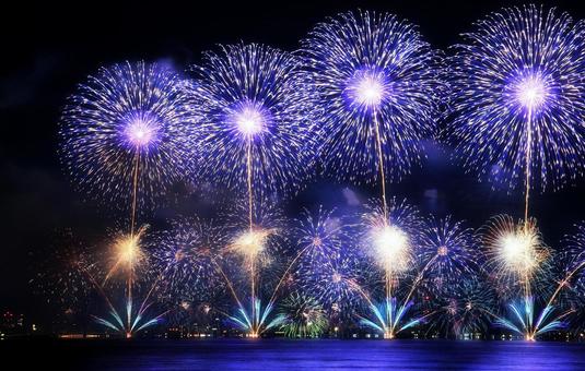 鮮やかな湖上打ち上げ花火/松江水郷祭 鮮やかな湖上打ち上げ花火/松江水郷祭の写真