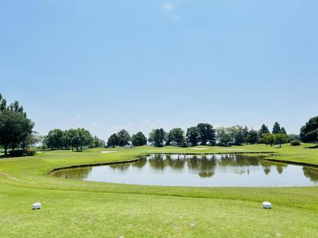 池のあるゴルフコースのティーグラウンド ゴルフ場,ティーグラウンド,ティーエリアの写真素材