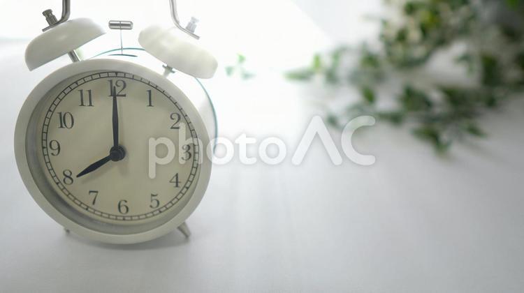 アンティーク目覚まし時計の朝8時 目覚まし時計,朝,8時の写真素材