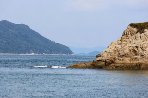 8月下旬の高松市長崎の鼻からの風景 8月下旬の高松市長崎の鼻からの風景 岩礁,島,白波の写真素材