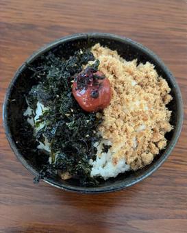 ご飯に鯖フレークとジャバンのりとかつお梅 ご飯に鯖フレークとジャバンのりとかつお梅の写真