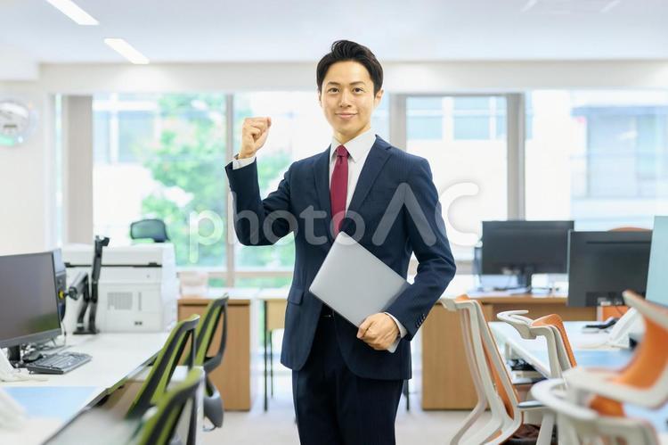 ガッツポーズするビジネスマン　オフィス ビジネスマン,ガッツポーズ,オフィスの写真素材
