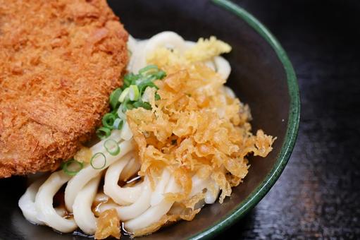 さぬきうどん店のメンチカツぶっかけ冷や さぬきうどん,うどん,メンチカツの写真素材