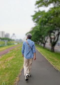 土手を歩く 土手を歩く 中年男性,歩く,散歩の写真素材