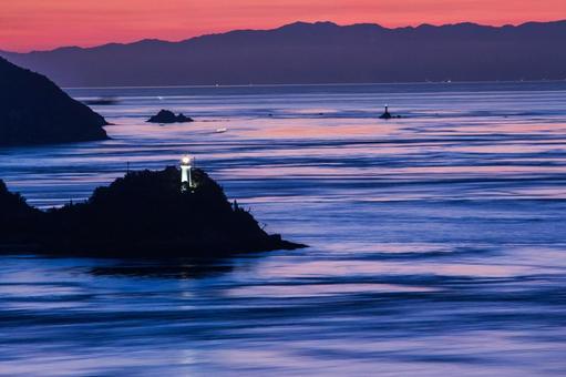 来島海峡の夜明け　灯台と潮流 海,風景,日本の写真素材