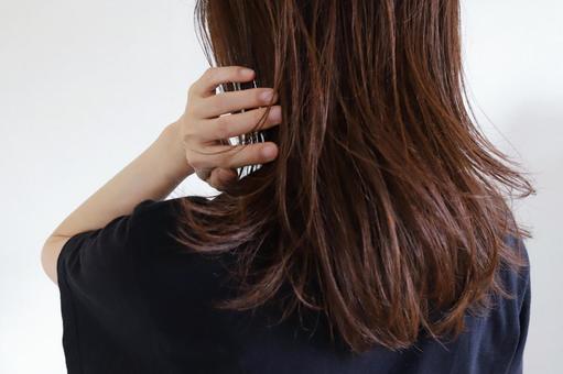 パサついた髪の女性 パサついた髪の女性の写真