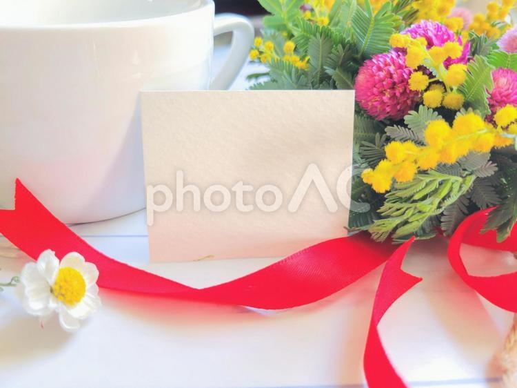 花とリボンと白いメッセージカード メッセージ,母の日,誕生日の写真素材