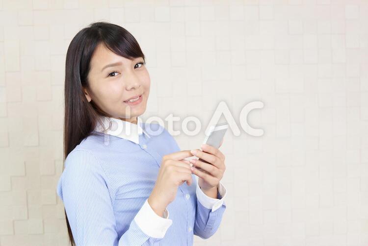 スマートフォンを持つ笑顔の女性 女性,スマートフォン,女の写真素材