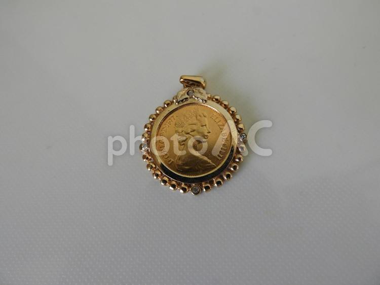 古い外貨のアクセサリーパーツ 古い外貨のアクセサリーパーツ 硬貨,コイン,マネーの写真素材