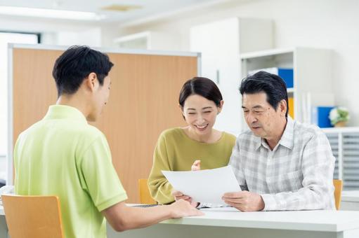 介護の相談をする親子 介護の相談をする親子 介護,相談,親子の写真素材