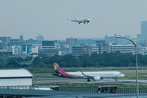 夏空と飛行機 福岡空港の午前 夏空と飛行機 福岡空港の午前 飛行機,航空機,旅客機の写真素材