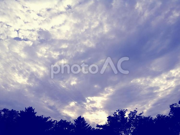 印象的な雲と空　雲間から太陽の光と木々 印象的,ドラマチック,雲の写真素材