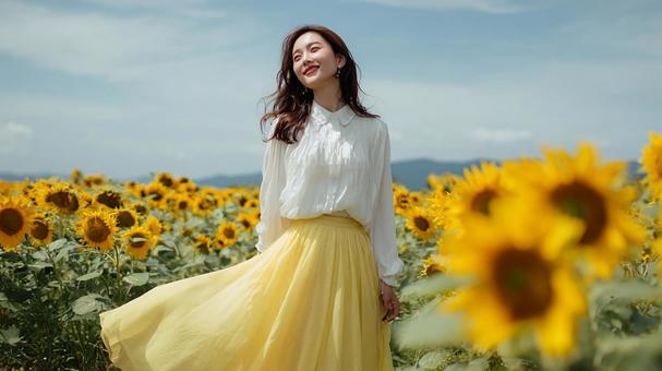 青空の下、ひまわり畑を歩く日本人女性 青空の下、ひまわり畑を歩く日本人女性の写真
