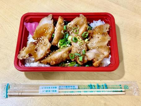 スーパーで買った出来合いの鳥飯 スーパーで買った出来合いの鳥飯の写真