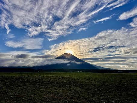 国道139号線から見る富士山と太陽 国道139号線から見る富士山と太陽 富士山,太陽,朝日の写真素材