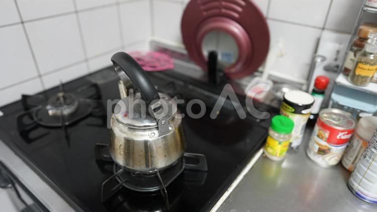 使い古されたやかん キッチン,台所,やかんの写真素材