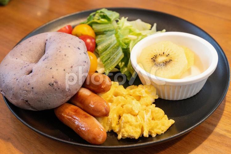 おいしいソーセージと野菜のベーグル朝食 食べ物,料理,ソーセージの写真素材