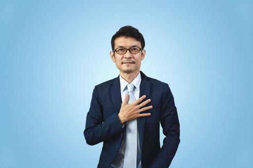 胸に手を当てるビジネスマン ビジネスマン,スーツ,企業の写真素材