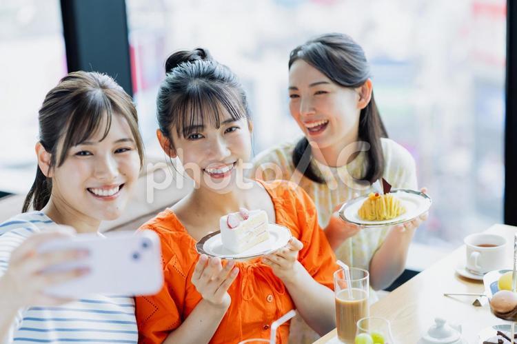 自撮りをする若い女性 スマートフォン,自撮り,写真の写真素材