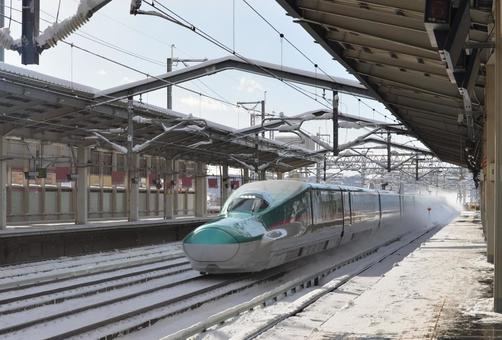 福島駅を通過する冬の新幹線 福島駅を通過する冬の新幹線 新幹線,駅,冬の写真素材