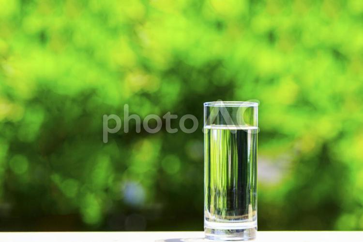 自然の緑背景とお水 熱中症対策,脱水予防,お水の写真素材