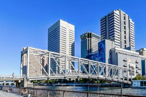 天王洲の運河にかかる橋と高層オフィスビル 天王洲ふれあい橋,天王州アイル,水辺の写真素材