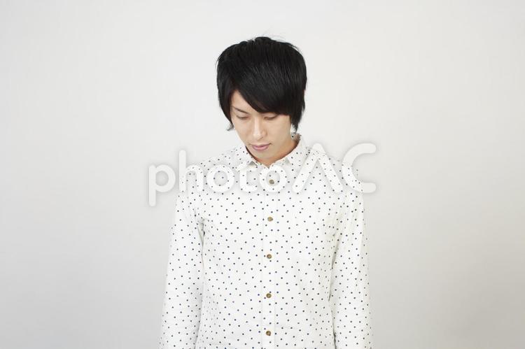俯く男性3 男性,俯く,落ち込むの写真素材