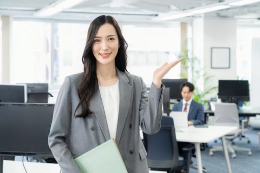オフィスで仕事をする若いビジネスウーマン オフィスで仕事をする若いビジネスウーマン ビジネス,女性,オフィスの写真素材