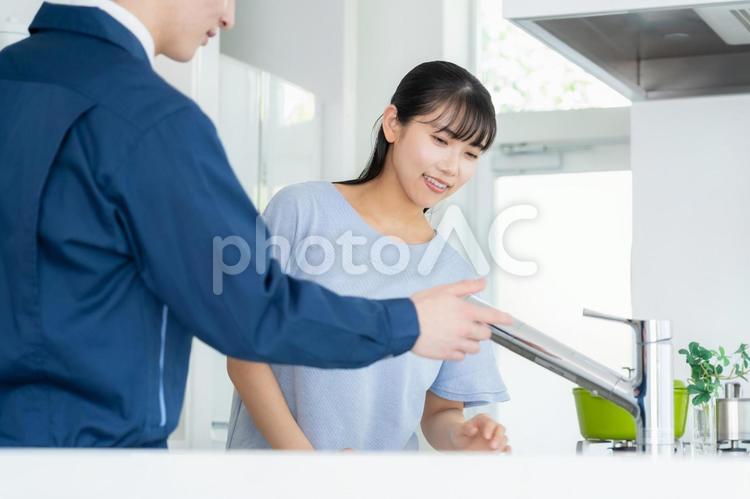 キッチンで女性に説明をする不動産業者 不動産,設計,女性の写真素材