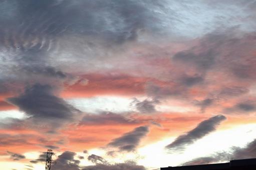 夕焼けが秋雲をオレンジ色に01の写真