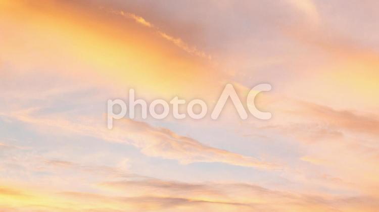 雲が美しく染まる秋の夕焼け空 秋,夕焼け,雲の写真素材