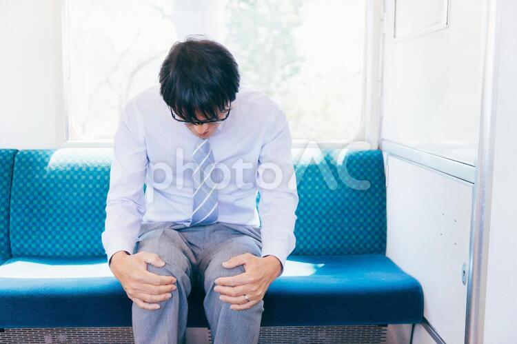 電車に乗る男性 膝痛,関節痛,後遺症の写真素材