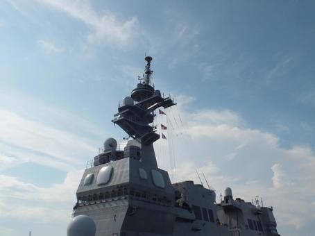 護衛艦ひゅうがのマスト部分 護衛艦ひゅうがのマスト部分の写真