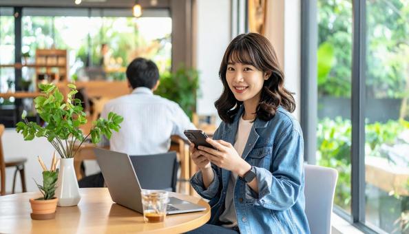シェアオフィスで働く日本人女性 シェアオフィスで働く日本人女性の写真