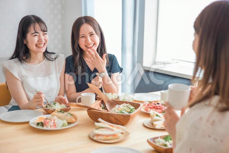 食事会で美味しい料理を食べる女性（爆笑） 女子会,料理,女性の写真素材