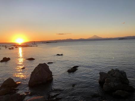 夕暮れと富士山(森戸海岸より) 夕暮れと富士山(森戸海岸より) 海,空,夕暮れの写真素材