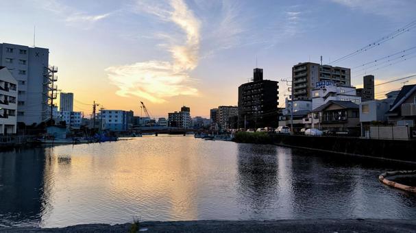 夕暮れの水辺 港町の風景,水辺の風景,船橋親水公園の写真素材