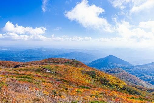 秋色に染まる 栗駒山の絶景 秋色に染まる 栗駒山の絶景 山,秋,紅葉の写真素材
