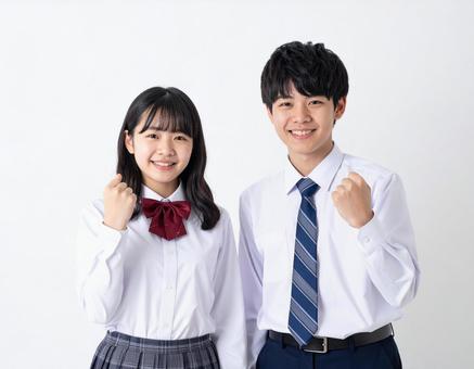 ガッツポーズする男子生徒と女子生徒 ガッツポーズする男子生徒と女子生徒の写真