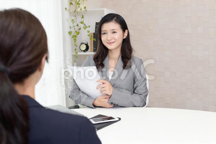 ミーティング中のビジネスウーマン 女性,ビジネスウーマン,女の写真素材