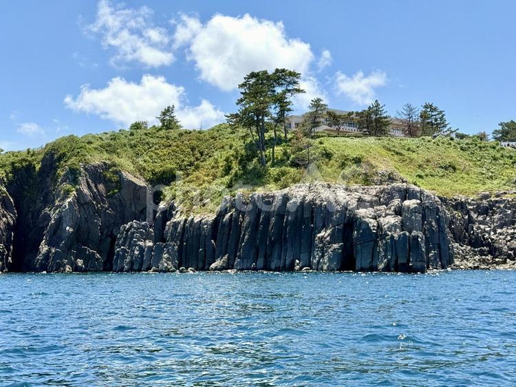 遊覧船から見た福井県東尋坊　横から見た 柱状節理,水面,遊覧船の写真素材