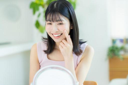 スキンケアをする女性 スキンケアをする女性 美容,ビューティー,笑顔の写真素材